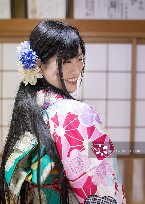 身穿和服的年轻女子回头露出微笑图片素材