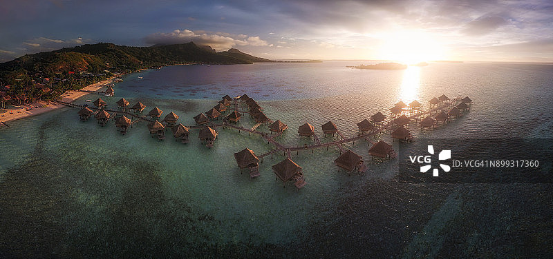 法属波利尼西亚波拉波拉岛日落时分的平房航拍全景图片素材