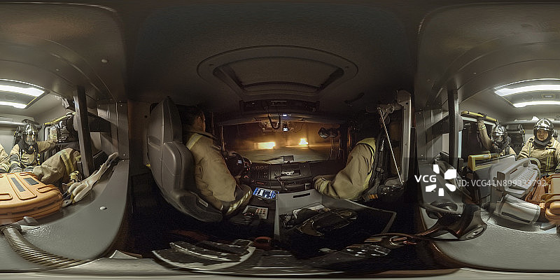 坐在消防车里的消防员图片素材