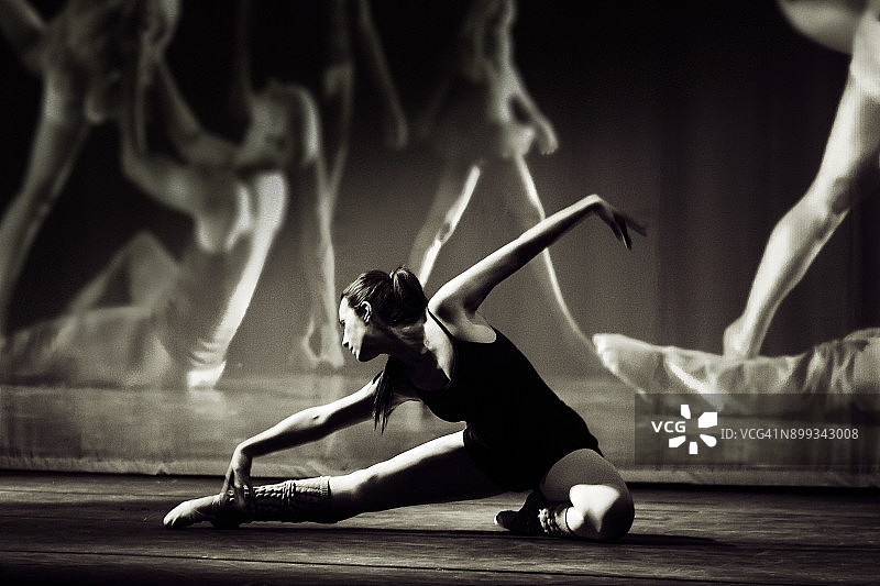 在舞台上跳舞的巴西妇女图片素材