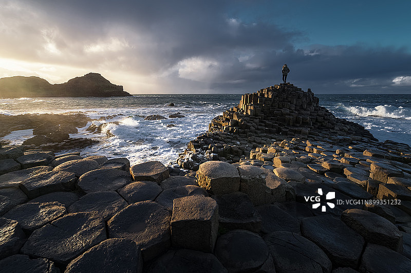 在北爱尔兰巨人堤上的一位女士图片素材
