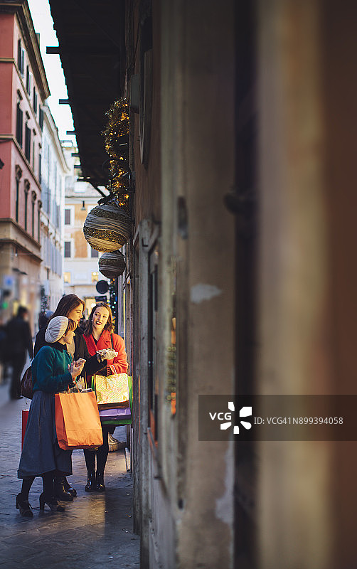 在意大利罗马冬季促销期间购物的妇女图片素材