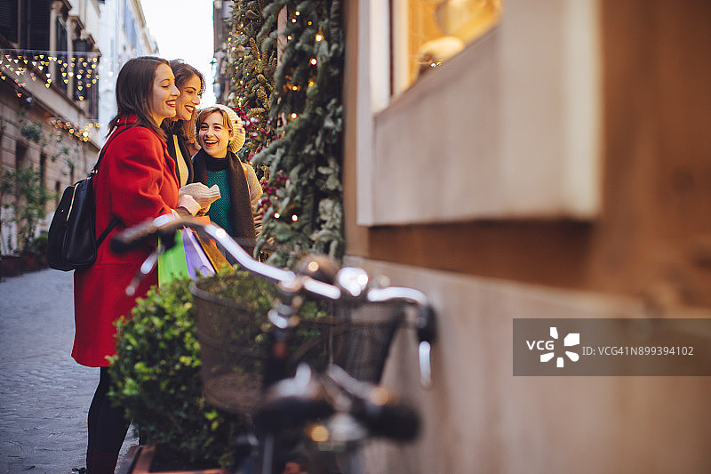 在意大利罗马冬季促销期间购物的妇女图片素材