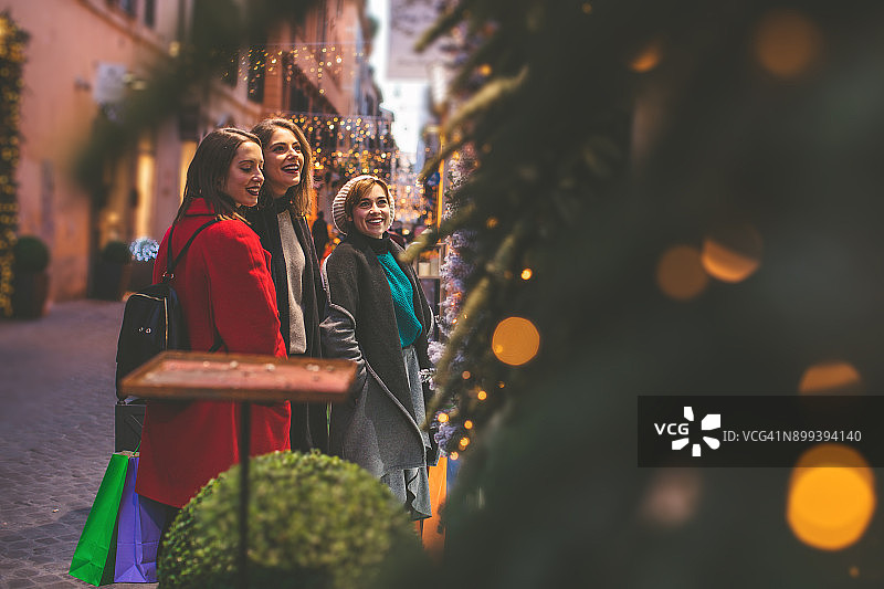 在意大利罗马冬季促销期间购物的妇女图片素材