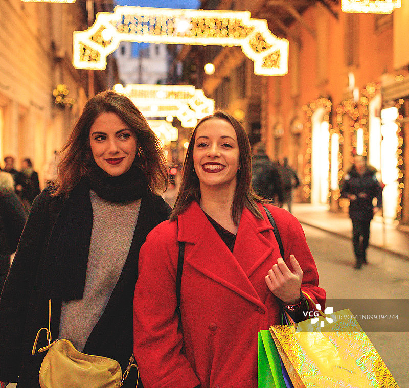 在意大利罗马冬季促销期间购物的妇女图片素材