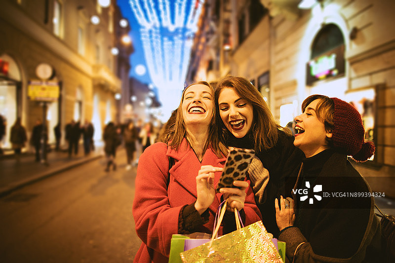 在意大利罗马冬季促销期间购物的妇女图片素材