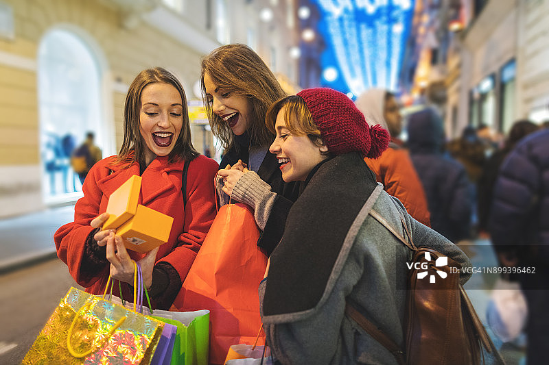 在意大利罗马冬季促销期间购物的妇女图片素材