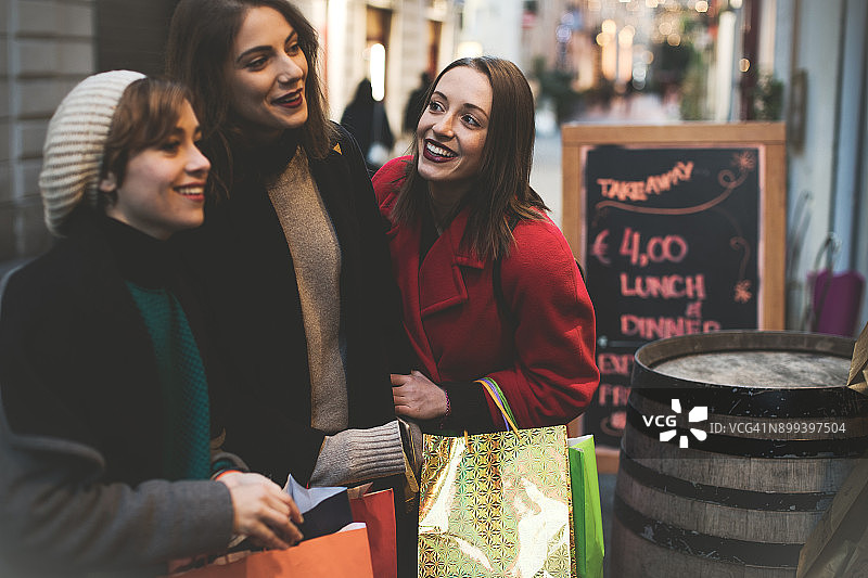 在意大利罗马，女士在促销期间购物图片素材