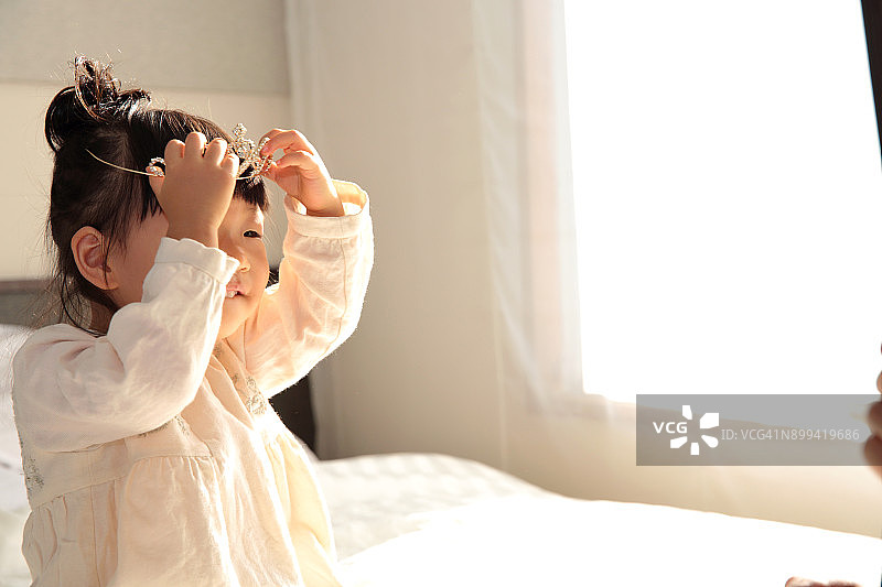 戴着皇冠的女儿照镜子图片素材