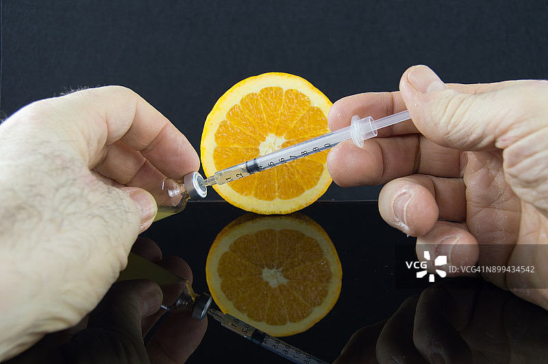 越来越多的人用手机搜索橙子的基因实验图片素材