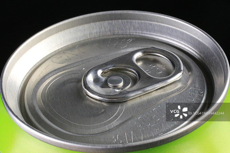 铝制饮料罐上的易拉罐开启机构图片素材