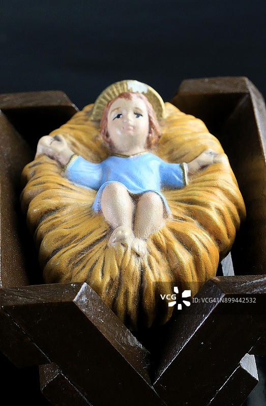 基督教耶稣诞生场景中的小耶稣雕像图片素材