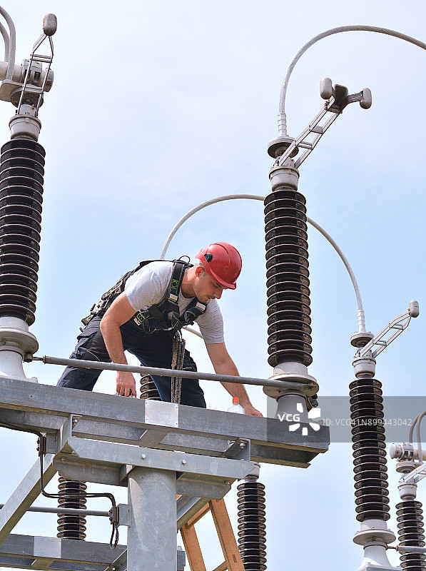 在高压变电站工作的电工图片素材