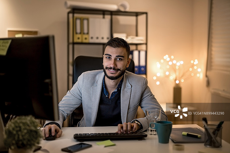 在办公室工作的年轻商人肖像图片素材