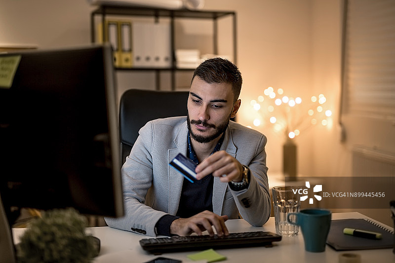 在办公室工作的年轻商人肖像图片素材