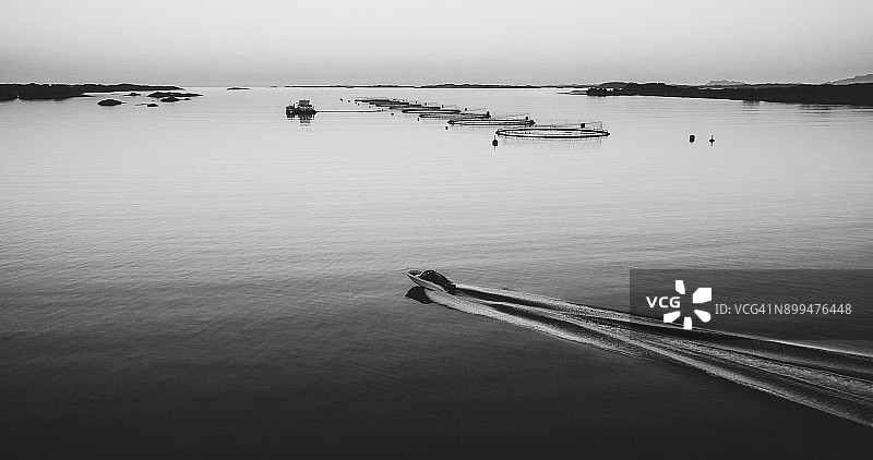 峡湾上的摩托艇图片素材