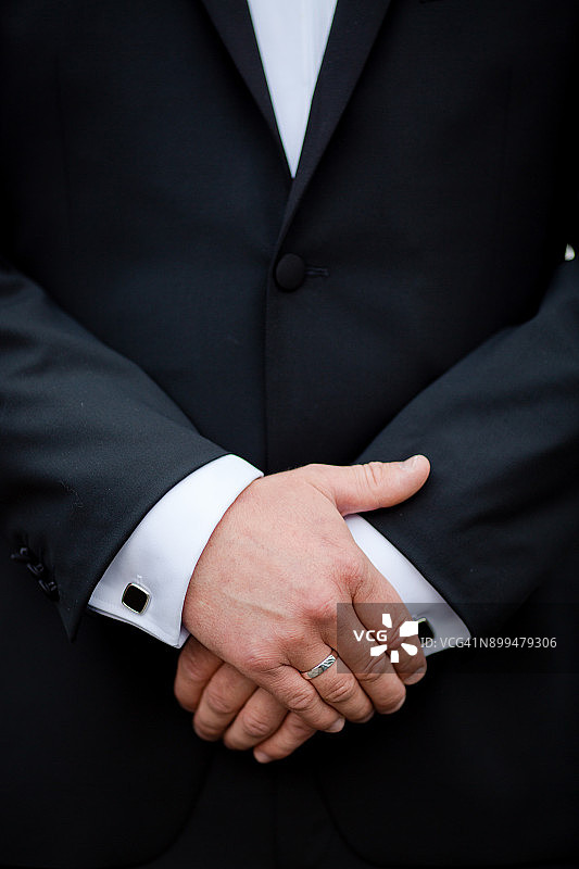 戴着袖扣的西装男人图片素材