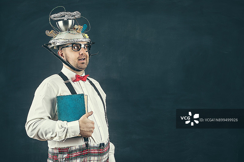 黑板上的年轻书呆子男人图片素材