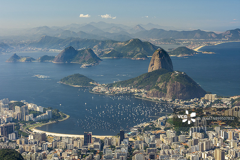 从里约热内卢基督像观看博塔弗戈海滩和面包山，巴西图片素材