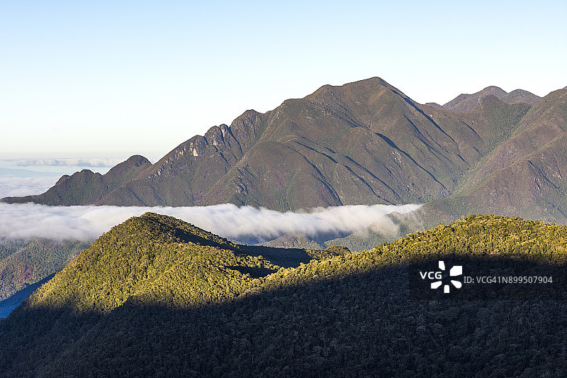 巴西里约热内卢州曼蒂凯拉山脉伊塔蒂亚国家公园的塞拉菲纳山脉风光图片素材