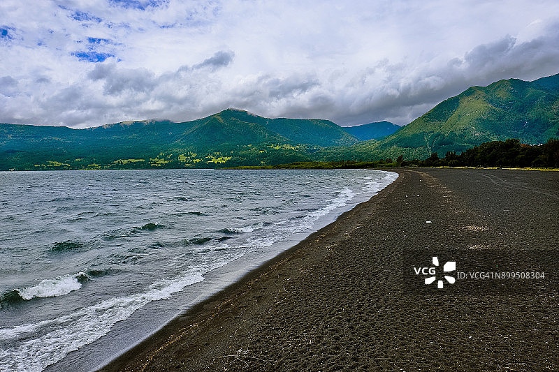 智利阿劳卡尼亚大区比亚里卡湖岸边图片素材