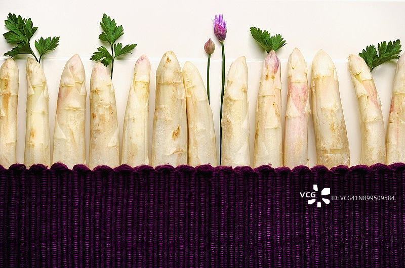 白色芦笋与欧芹和韭菜图片素材