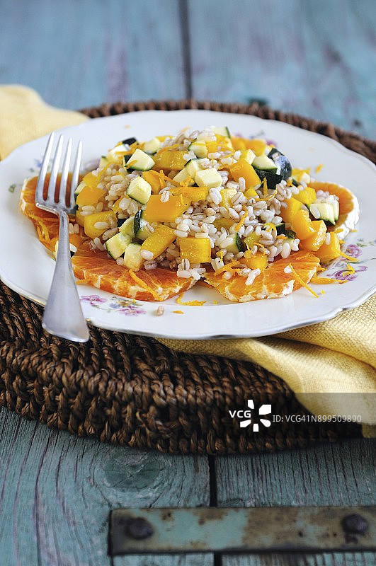 含橙子、辣椒和西葫芦的谷物沙拉图片素材