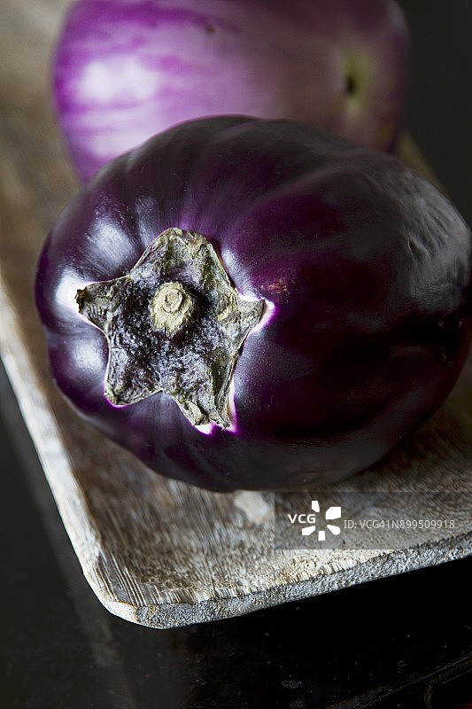 木碗里的两根茄子图片素材