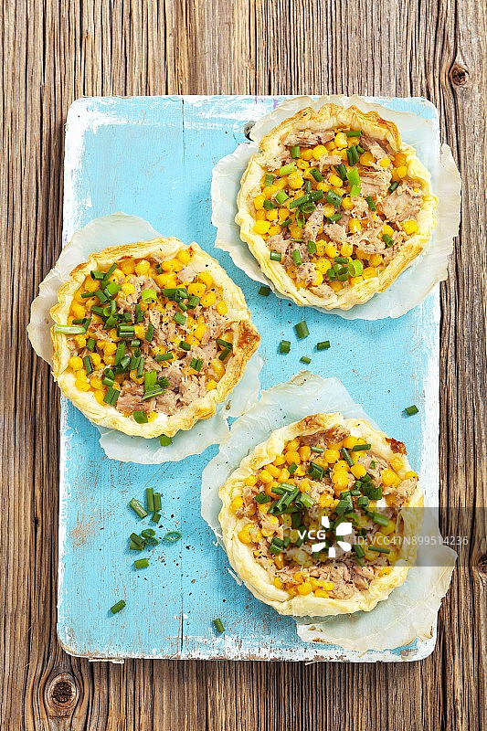 金枪鱼甜玉米酥皮馅饼图片素材