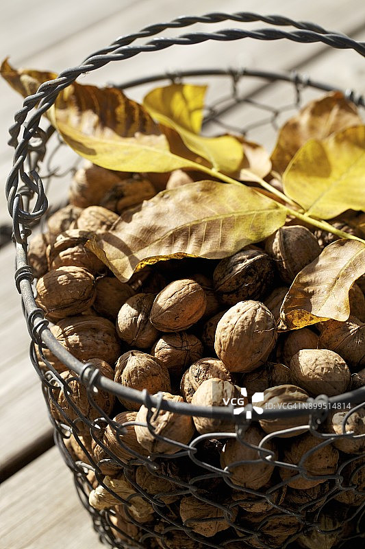 金属篮子里的核桃图片素材