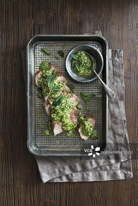 薄荷酱羊肉片（俯视）图片素材