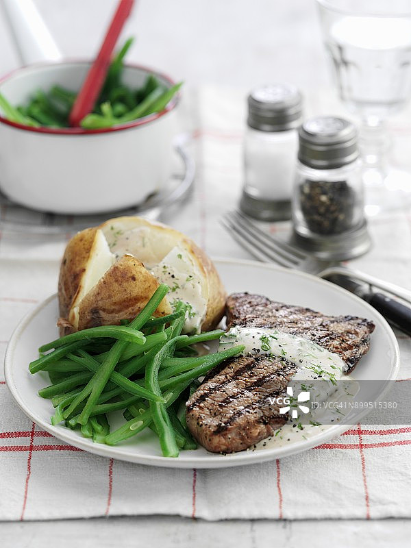 莳萝酱牛排配烤土豆和青豆图片素材