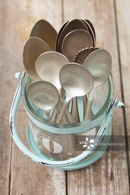 玻璃容器中的旧汤匙图片素材