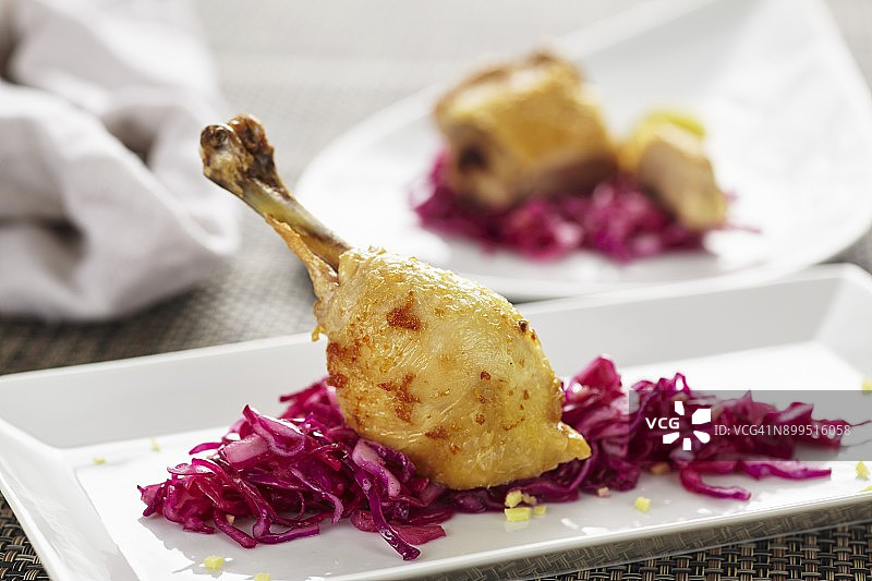 配有红卷心菜的鸡腿图片素材