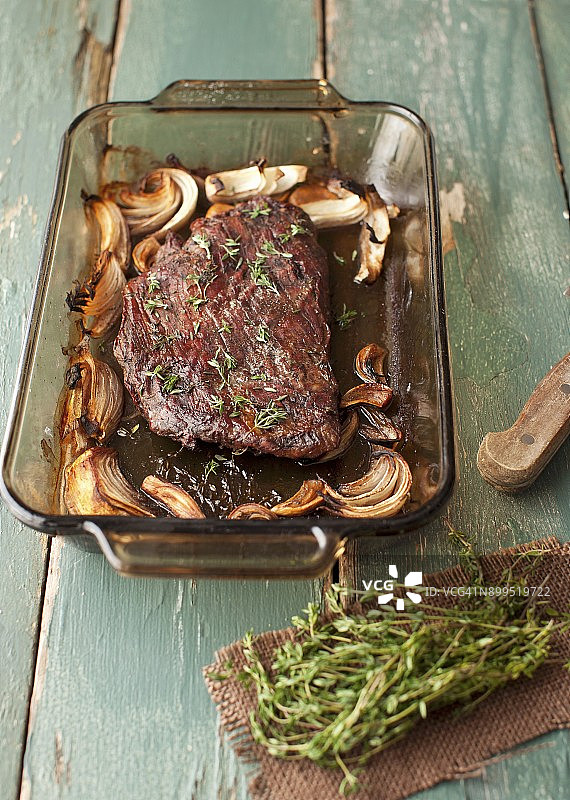 配蘑菇和百里香的烤腹肉牛排图片素材