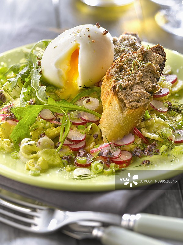 含半熟鸡蛋和凤尾鱼酱的蔬菜沙拉吐司图片素材