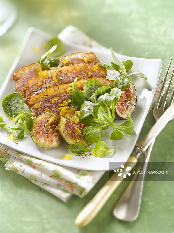 烤鸭胸肉配无花果和玉米生菜图片素材