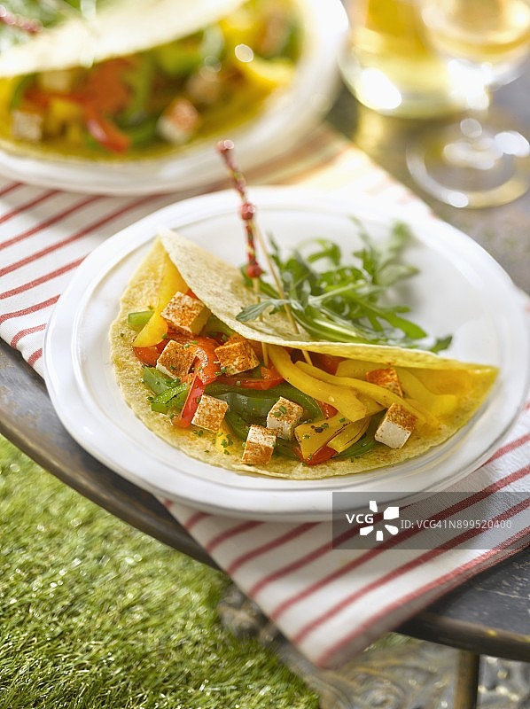 烤蔬菜和香辣豆腐卷饼图片素材