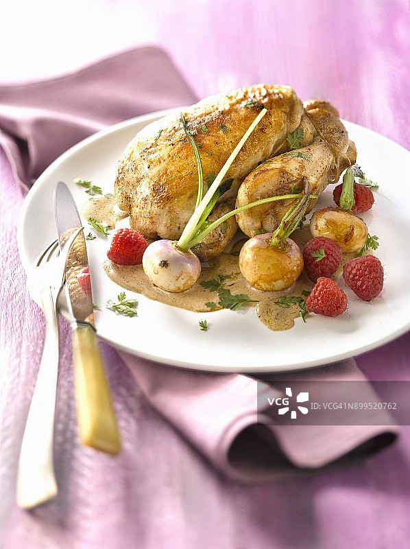 烤小公鸡配覆盆子和春萝卜图片素材