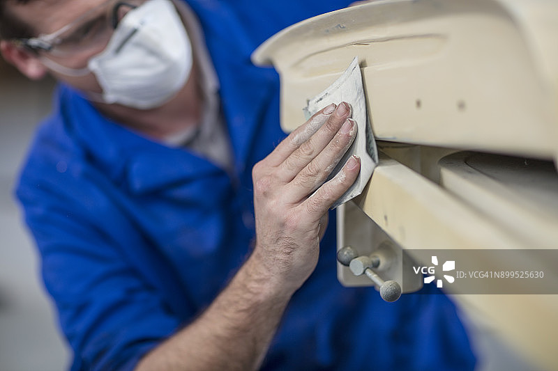 汽车修理工在修理厂打磨车门图片素材