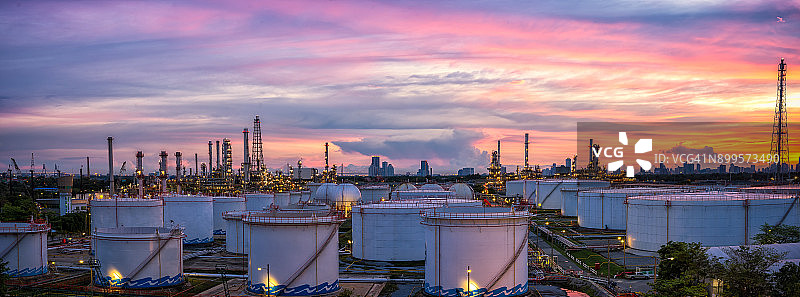石油和天然气工业：日落时分的炼油厂和石化厂图片素材