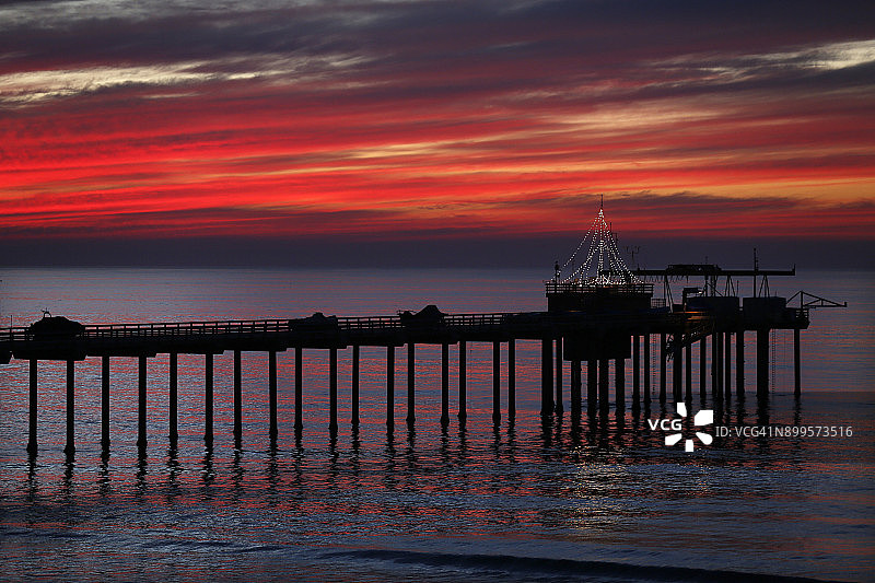 加利福尼亚州圣地亚哥拉霍亚地区斯克里普斯海洋研究所码头的太平洋日落图片素材