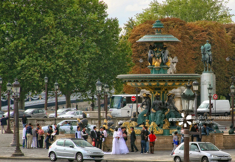 巴黎路口的婚礼，有趣的国际氛围图片素材