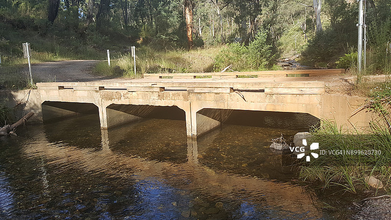澳大利亚鲍鲍国家公园阿伯费尔迪河上的桥梁图片素材
