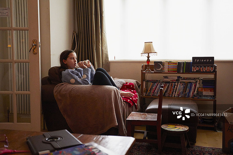 在家看电视的年轻女孩图片素材