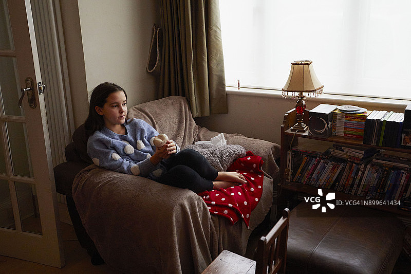 在家看电视的年轻女孩图片素材