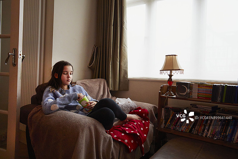 在家看电视的年轻女孩图片素材