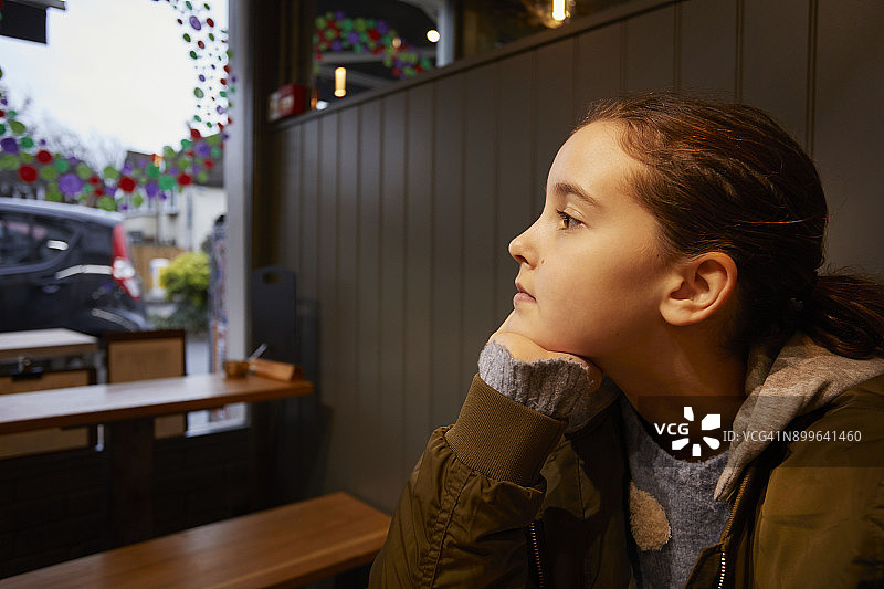 女孩在咖啡馆图片素材