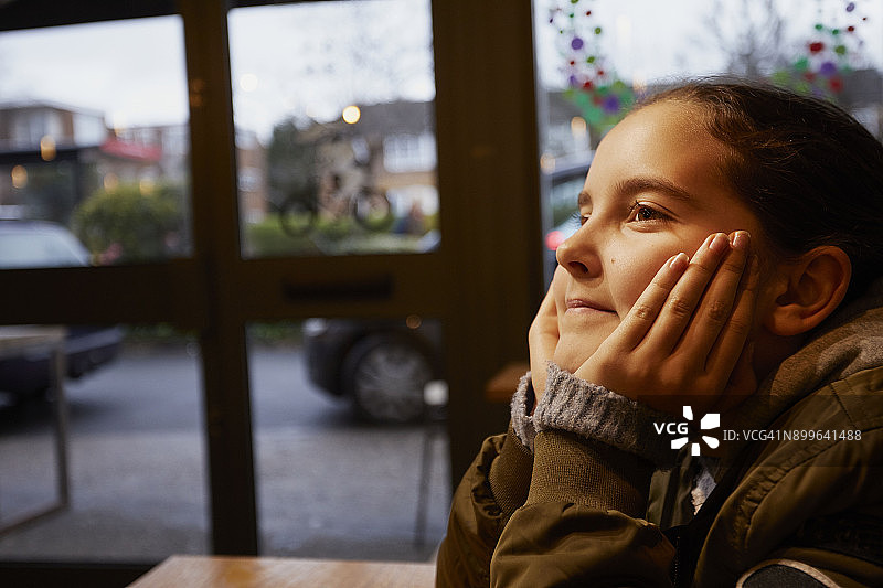 女孩在咖啡馆图片素材