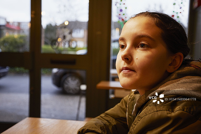 女孩在咖啡馆图片素材